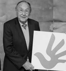 Hans-Dietrich Genscher im Jahr 2013 bei der Präsentation des UN-Menschenrechts-Logos (© photothek/Trutschel für das Auswärtige Amt)