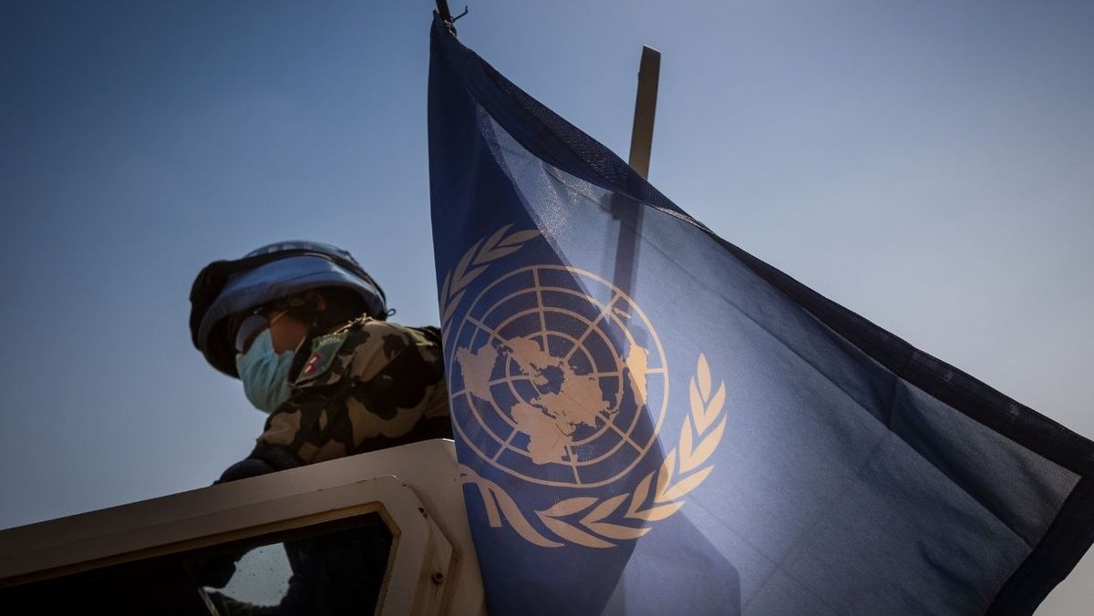 Soldat mit UN-Flagge
