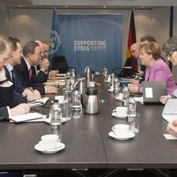 Merkel und Ban Ki-Moon mit Beraterstab 