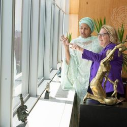 Die stellvertretende Generalsekretärin Amina Mohammed (links) und Svenja Schulze, Bundesministerin für wirtschaftliche Zusammenarbeit und Entwicklung zeigen aus einem Fenster.