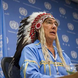 Häuptling Wilton Littlechild, Berater des Ständiges Forum für indigene Angelegenheiten der Vereinten Nationen, spricht bei einer Pressekonferenz auf der Weltkonferenz der Indigenen Völker im Jahr 2014. Foto: UN Photo/Amanda Voisard