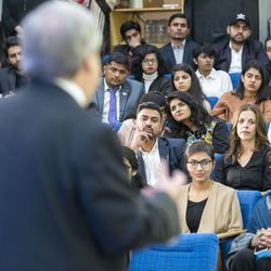 UN-Generalsekretär António Guterres spricht mit Studierenden der Lahore University of Management Sciences, Pakistan.