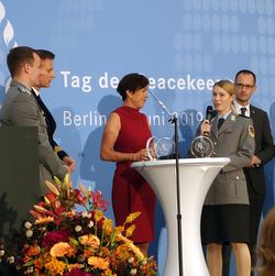 Deutsche Peacekeeper nehmen Ehrung im Auswärtigen Amt entgegen.
