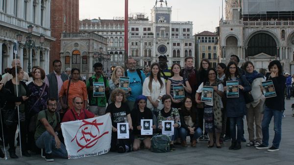 Gruppenfoto Teilnehmerinnen und Teilnehmer des Internationalen Tribunals zu Vertreibungen im touristischen Zentrum von Venedig