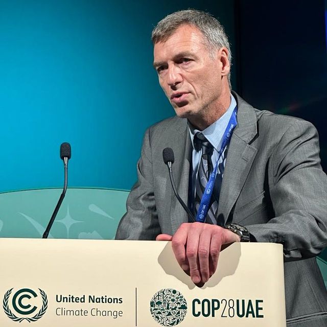 Foto: Henry Neufeldt Henry Neufeldt steht am Mikrofon auf einem Podium der COP29 in den Vereinigten Arabischen Emiraten.