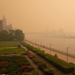 Brauner Himmel zeigt die Luftverschmutzung über dem Hudson River in New York aufgrund von Waldbränden in Kanada.
