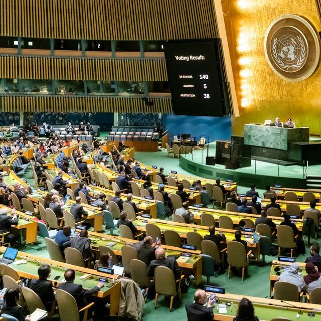 Blick in den Saal der UN-Generalversammlung. Eine Anzeigetafel zeigt das Ergebnis der Stimmen für die Resolution zur Ukraine (140-5-38).