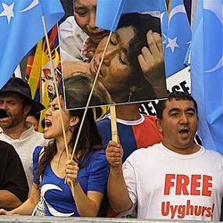 Menschen demonstrieren mit Bannern für die Freiheit der Uiguren