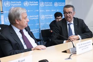 Generalsekretär António Guterres mit Generaldirektor der WHO Tedros Adhanom Ghebreyesus während einer strategischen Besprechung zu COVID-19 in Genf.
