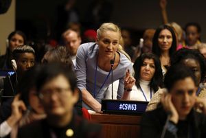Eine junge Delegierte spricht bei der CSW63 in New York