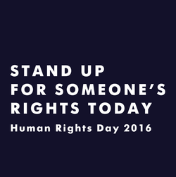 zwei gezeichnete Figuren geben sich ein "high five". Dazu der englische Schriftzug "Stehen Sie heute auf die Rechte eines anderen Menschen. Tag der Menschenrechte 2016".