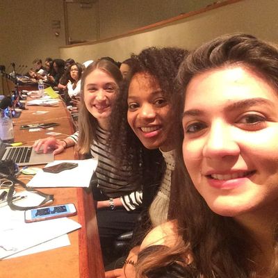 Eva, Tiaji und Farnaz Nasiriamini (Studentin und Aktivistin aus Deutschland) am ersten Tag des Jugendforums im großen Konferenzsaal 4 des VN Headquarters in New York