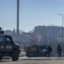 Die NATO-geführte KFOR-Mission beseitigt Barrikaden im Norden des Kosovo im Januar 2023.