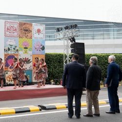 Generalsekretär António Guterres (Mitte) trifft in Neu Delhi, Indien, ein, um am jährlichen G20-Gipfel teilzunehmen.