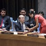 Die Ständige Vertreterin der USA bei den Vereinten Nationen, Nikki Haley berät sich mit Liu Jieyi, dem ständigen Vertreter der Volksrepublik China, bei der Sitzung zu schärferen Sanktionen gegenüber Nordkorea am 05. August. 