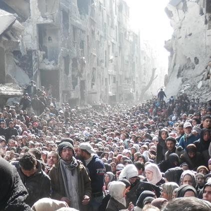 Syrische Vertriebene warten auf die Verteilung von Hilfsgütern in einem Außenbezirk von Damaskus.