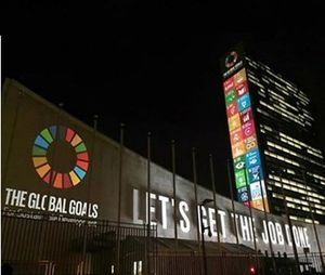 "Let's get the job done": UN-Hauptsitz in New York mit Projektion der Ziele für Nachhaltige Entwicklung (Foto: UNICEF)