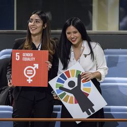 Zwei junge Frauen halten das Icon von SDG 6 "Gleichberechtigung der Geschlechter" in der Hand