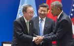 Ban schüttelt Obama die Hand, direkt dahinter steht Xi