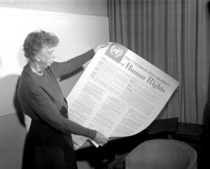 Eleanore Roosevelt hält die Allgemeine Erklärung der Menschenrechte ©UN Photos