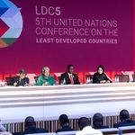 Blick in die Pressekonferenz: Die stellvertretende Generalsekretärin Amina Mohammed (Mitte links) informiert über die LDC5-Konferenz.  Mit ihr: Rabab Fatima, Hohe Vertreterin der UN für die kleinen Inselentwicklungsstaaten, Lazarus McCarthy Chakwera, Präsident von Malawi, und Alya Ahmed Saif Al-Thani, Ständige Vertreterin von Katar bei den UN (v.l.n.r.). 