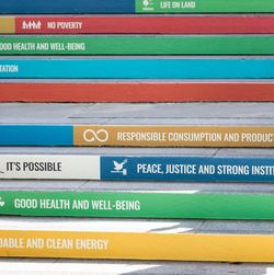 Treppenstufen in den Farben der SDGs.