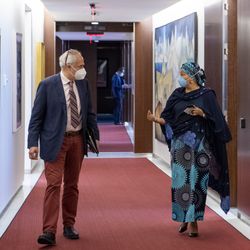 Die stellvertretende Generalsekretärin Amina Mohammed (rechts) unterhält sich mit Stéphane Dujarric, Sprecher des Generalsekretärs. 