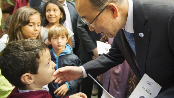 Der UN-Generalsekretär Ban Ki-Moon besucht eine Flüchtlingsunterkunft in Rom, Italien