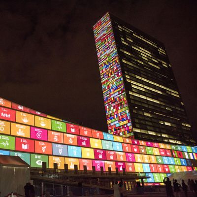Die Symbole der Ziele für nachhaltige Entwicklung sind auf die Fassade des UN-Hauptquartiers projiziert.