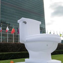 Anlässlich des Welttoilettentags steht eine riesige, aufblasbare Toilette auf dem Rasen vor dem UN-Hauptquartier.