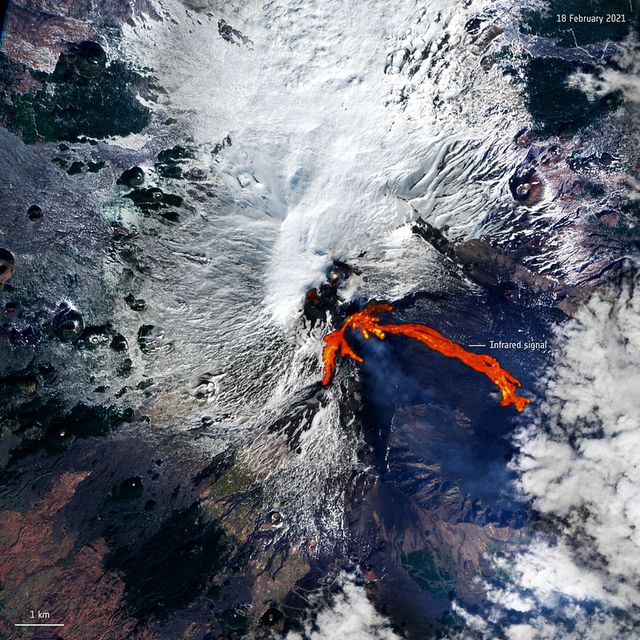 Ein Satellitenbild zeigt den Ausbruch des italienischen Vulkans Ätna im Februar 2021.