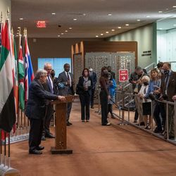 UN-Generalsekretär Guterres steht hinter einem Rednerpult, vor ihm eine Gruppe von Journalistinnen und Journalisten mit Kameras und Aufnahmegeräten.