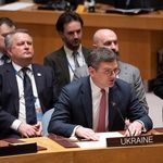 Der ukrainische Außenminister sitzt am halbrunde Tisch des Sicherheitsrates und spricht in ein Mikrofon, im Hintergrund sitzen weitere ukrainische Diplomaten mit ernstem Gesicht.