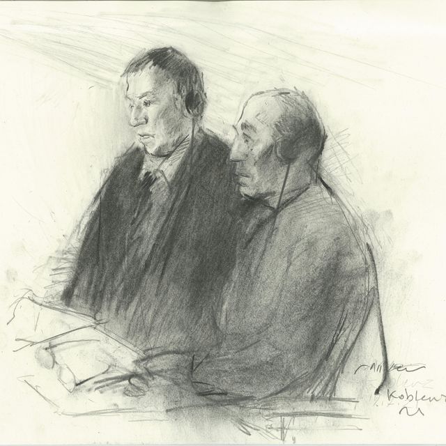 Eine Zeichnung aus dem Koblenzer Gerichtssaal in schwarz/weiß: Rechts der Verurteilte Anwar Raslan, ein Mann mit Glatze und Kopfhörer für die Übersetzung; links davon sein Anwalt in Anzug und Robe.obe