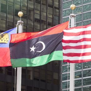 Die Flagge Libyens vor dem Hauptquartier der Vereinten Nationen in New York (Juli 2016)
