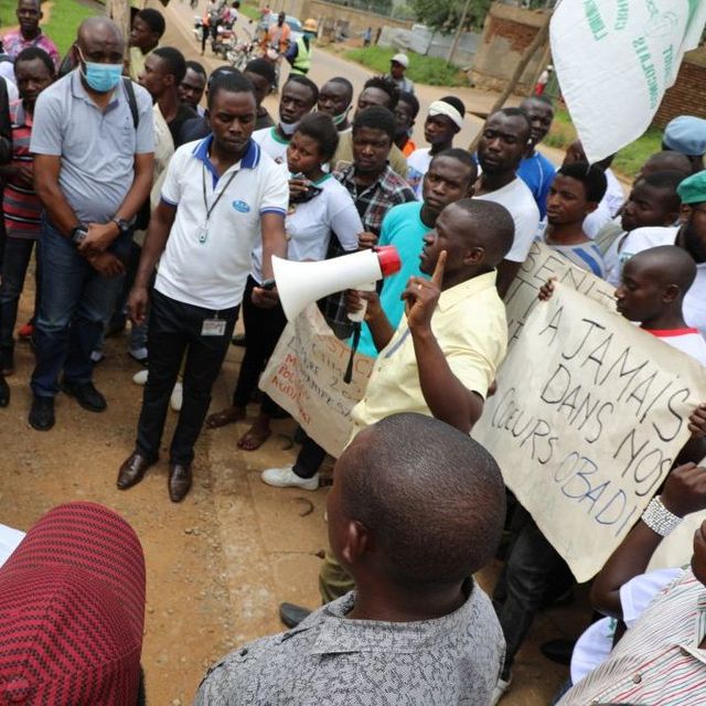 Eine Gruppe junger Menschen protestiert in DR Kongo mit französischsprachigen Schildern.