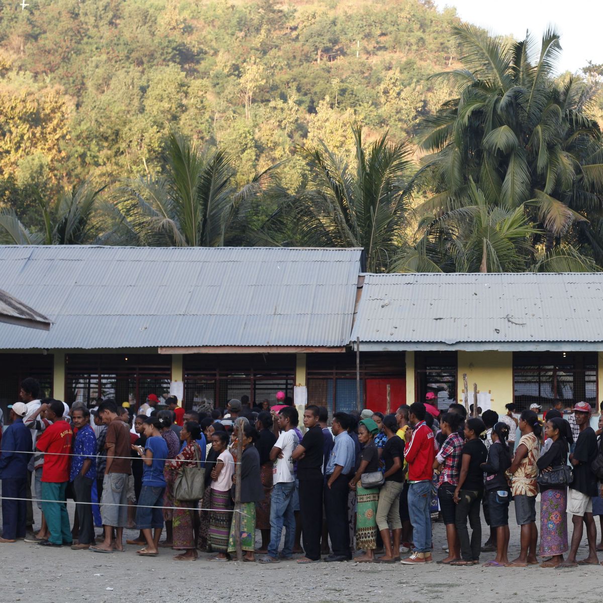 Eine Menschenschlange vor einem Wahllokal bei den Parlamentswahlen in Timore-Leste. 