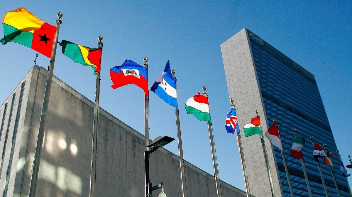 UN-Hauptgebäude und Flaggen