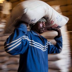 Ein Mitarbeiter des Welternährungsprogramms transportiert einen Sack mit Lebensmitteln.
