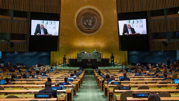 Blick in die Sitzung der UN-Generalversammlung mit vielen Tischen und zwei Bildschrimen, auf denen der palästinensische Präsident Mahmud Abbas zu sehen ist.