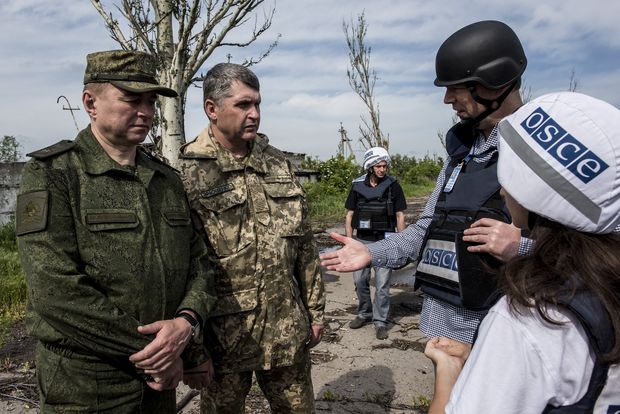 OSCE SMM Principal Deputy Chief Monitor Alexander Hug talking to the JCCC representatives, eastern Ukraine. Photo: Flickr