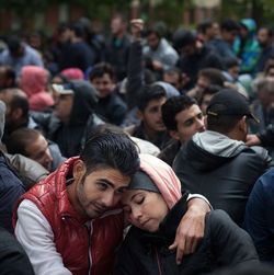 Menschenmenge von Migrantinnen und Migranten