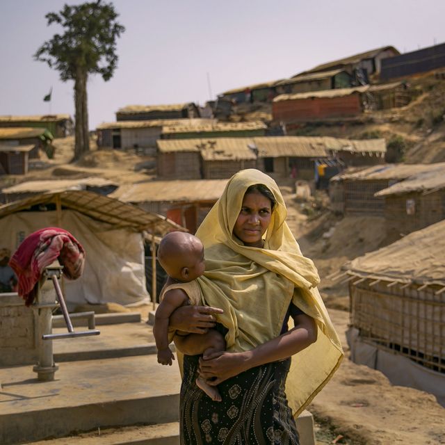 Eine Rohingya mit ihrem Baby steht in einem Flüchlingslager in Bangladesch.