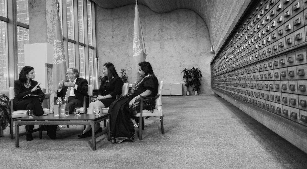 António Guterres, 9. Generalsekretär der Vereinten Nationen, im Gespräch mit Ghida Fakhry, Mónica Ramírez und Jayathma Wickramanayake.