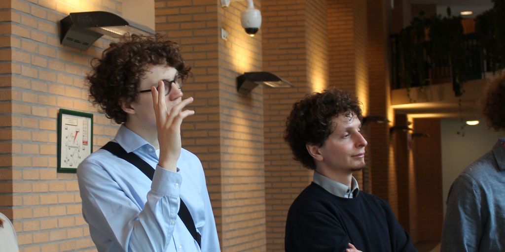 Foto: DGVN Ein Mitglied der Jungen DGVN bei der Exkursion in Den Haag, welches sich meldet