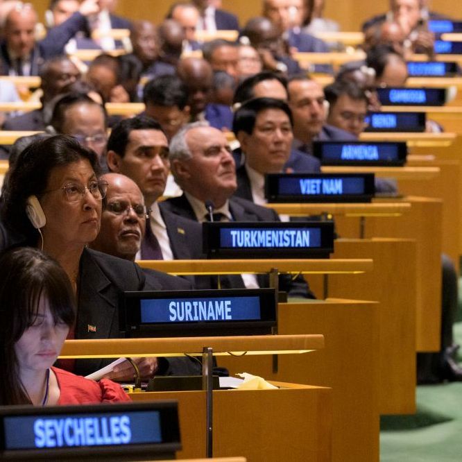 UN Photo/Manuel Elias Mehrere voll besetzte Stuhlreihen mit Diplomaten und Diplomatinnen, die aufmerksam zuhören