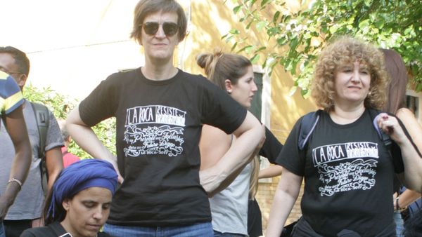 Natalia Gimena Quinto, Carolina Sticotti und Gabriela Eroles in T-Shirts "La Boca resiste y propone"