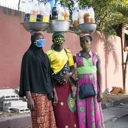Drei junge Frauen verkaufen Medizin in Abidjan, Elfenbeinküste. 