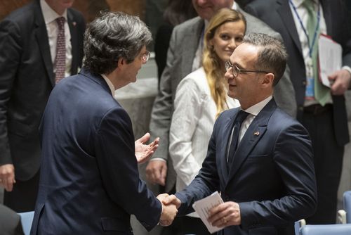 Außenminister Heiko Maas und  François Delattre, Ständiger Vertreter Frankreichs bei den Vereinten Nationen, schütteln sich die Hände
