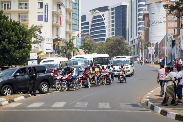 Viele Motorradfahrer warten an einer Straßenkreuzung in Ruandas Hauptstadt Kigali
